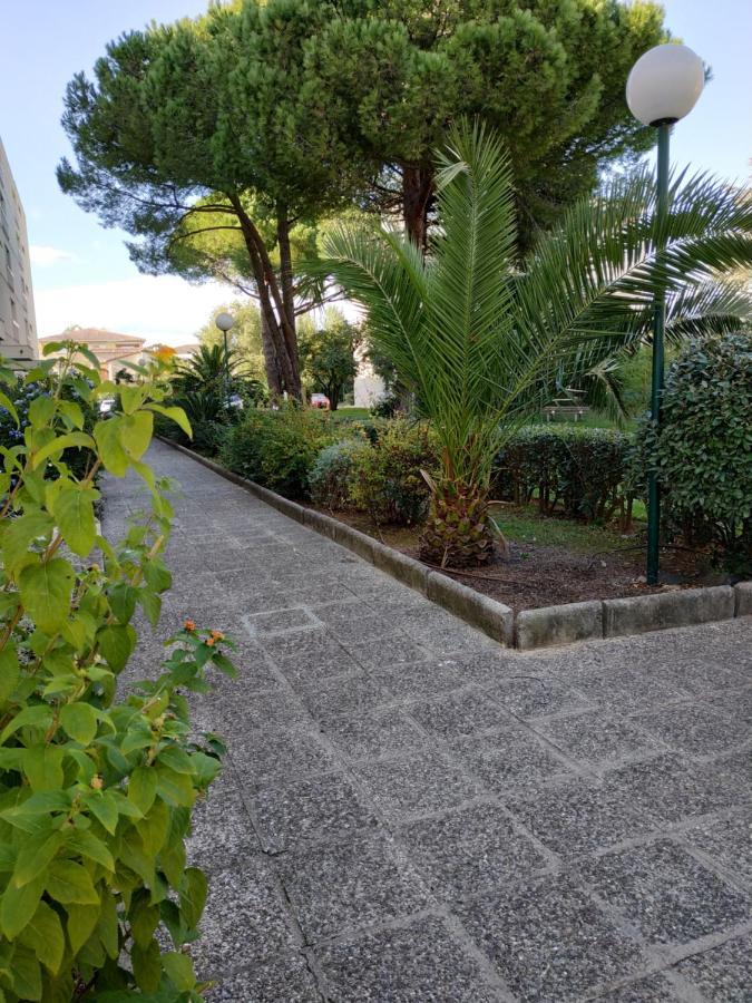Charmant Appartement A 350M De La Plage Et Du Port Fréjus Eksteriør billede